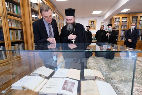 Preşedintele Academiei Române a vizitat Mănăstirea Radu Vodă și seminarul  din vecinătate Poza 173200