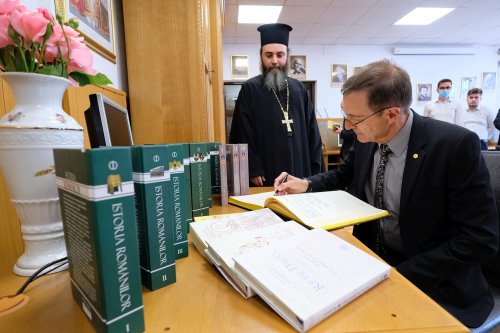 Preşedintele Academiei Române a vizitat Mănăstirea Radu Vodă și seminarul  din vecinătate Poza 173203