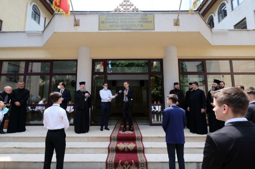 Preşedintele Academiei Române a vizitat Mănăstirea Radu Vodă și seminarul  din vecinătate Poza 173208