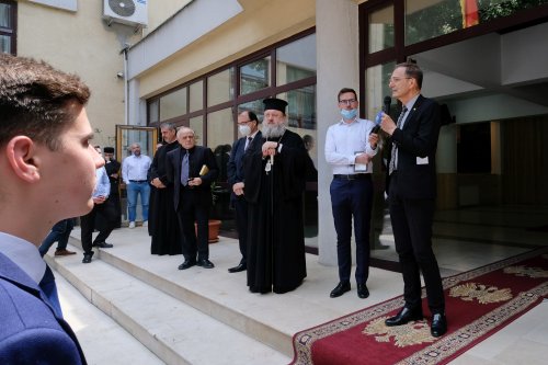 Preşedintele Academiei Române a vizitat Mănăstirea Radu Vodă și seminarul  din vecinătate Poza 173209