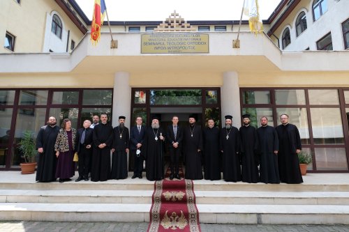 Preşedintele Academiei Române a vizitat Mănăstirea Radu Vodă și seminarul  din vecinătate Poza 173220