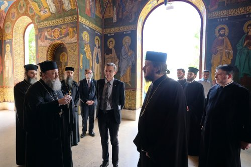 Preşedintele Academiei Române a vizitat Mănăstirea Radu Vodă și seminarul  din vecinătate Poza 173221