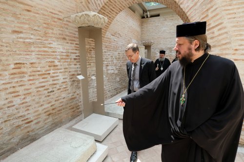 Preşedintele Academiei Române a vizitat Mănăstirea Radu Vodă și seminarul  din vecinătate Poza 173228