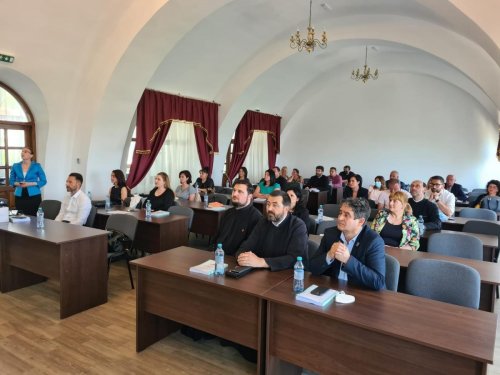 Conferinţă despre parteneriate între şcoli, autorităţi publice şi Biserică la Alba Iulia Poza 173535