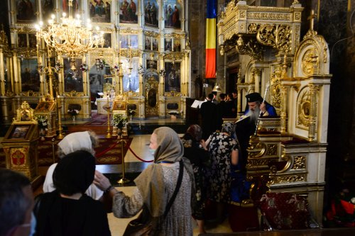 Slujbă de priveghere în cinstea Sfintei Cuvioase Parascheva la Catedrala Mitropolitană din Iași Poza 173765