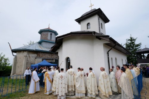 Biserica din comuna prahoveană Tătaru a fost sfinţită Poza 173785