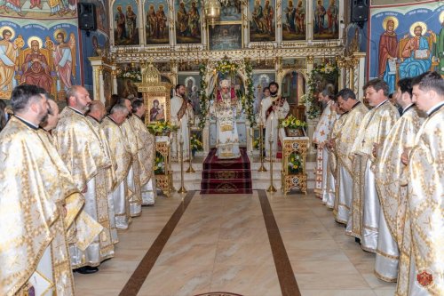 Sfânta Liturghie arhierească în Parohia „Buna Vestire” din Bacău Poza 174052