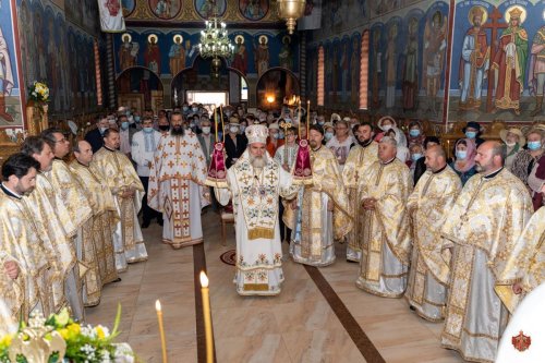Sfânta Liturghie arhierească în Parohia „Buna Vestire” din Bacău Poza 174053