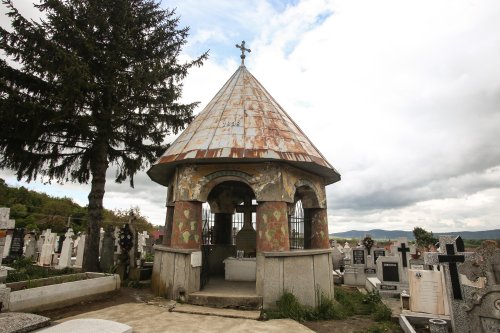Capela cimitirului din Sadu, ctitoria primului oftalmolog român Poza 174322