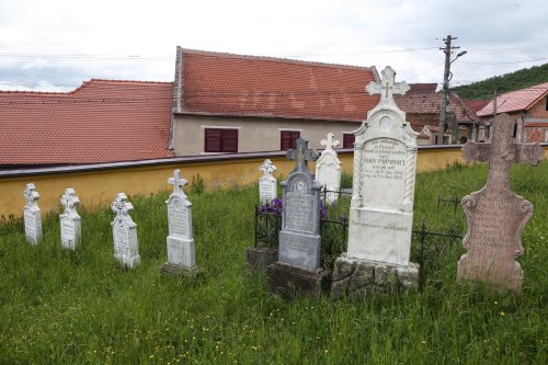 Capela cimitirului din Sadu, ctitoria primului oftalmolog român Poza 174327