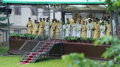 Sărbătoarea Pogorârii Sfântului Duh la Catedrala Arhiepiscopală din Suceava Poza 174570