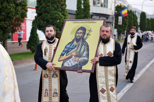 Procesiune în cinstea Sfinților Ioan Botezătorul și Gheorghe Pelerinul pe străzile orașului Piatra Neamț Poza 174924