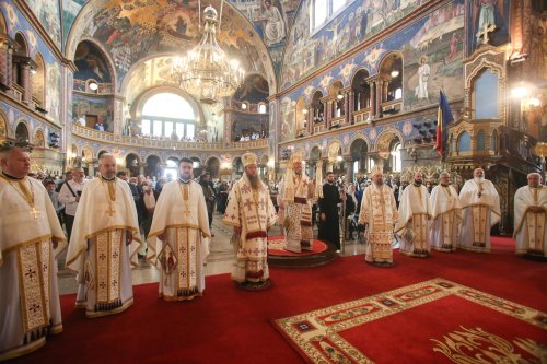 Trei arhierei au liturghisit la hramul Catedralei Mitropolitane din Sibiu Poza 174751