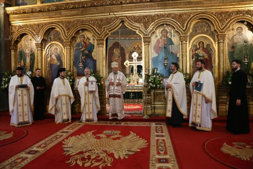 Trei arhierei au liturghisit la hramul Catedralei Mitropolitane din Sibiu Poza 174753