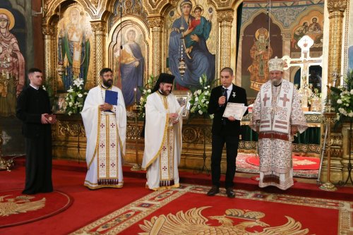 Trei arhierei au liturghisit la hramul Catedralei Mitropolitane din Sibiu Poza 174754