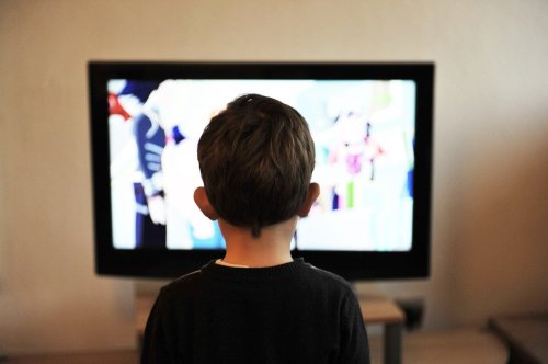 Limbajul copiilor afectat de expunerea la televizor în timpul mesei