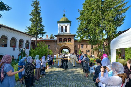 Prăznuire duhovnicească la mănăstirea bucureşteană Plumbuita Poza 174984