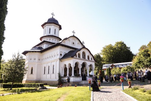 Sărbătoare la Mănăstirea „Sfinţii Apostoli  Petru şi Pavel” din Cârţişoara, judeţul Sibiu Poza 175581