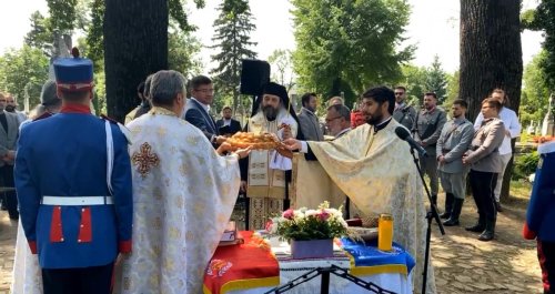 Sfinţirea unui monument închinat lui Mihail Kogălniceanu în cel mai mare cimitir ieșean Poza 175623