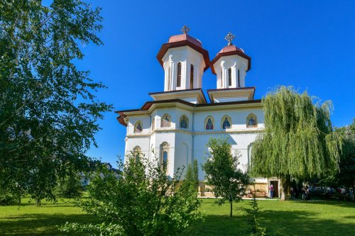Sfinţii români, cinstiţi la mănăstirea lor din Capitală Poza 175903