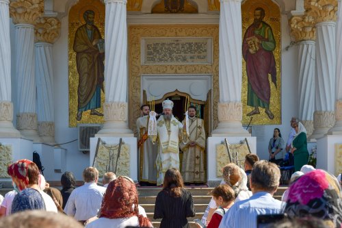 Sfinţii români, cinstiţi la mănăstirea lor din Capitală Poza 175905