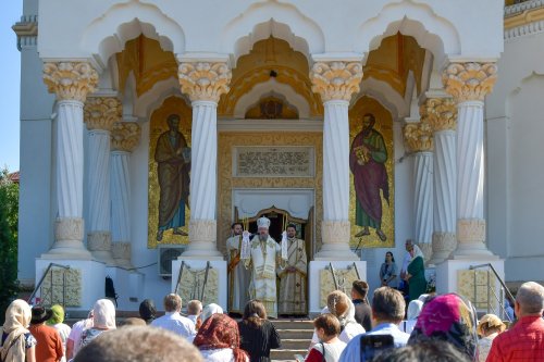 Sfinţii români, cinstiţi la mănăstirea lor din Capitală Poza 175907
