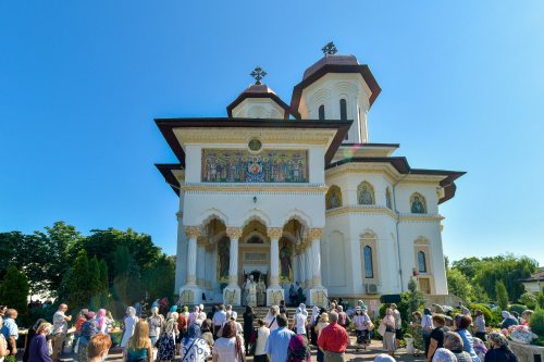 Sfinţii români, cinstiţi la mănăstirea lor din Capitală Poza 175913