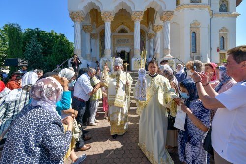 Sfinţii români, cinstiţi la mănăstirea lor din Capitală Poza 175922