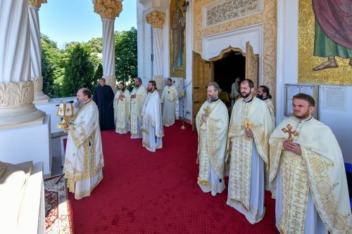 Sfinţii români, cinstiţi la mănăstirea lor din Capitală Poza 175927