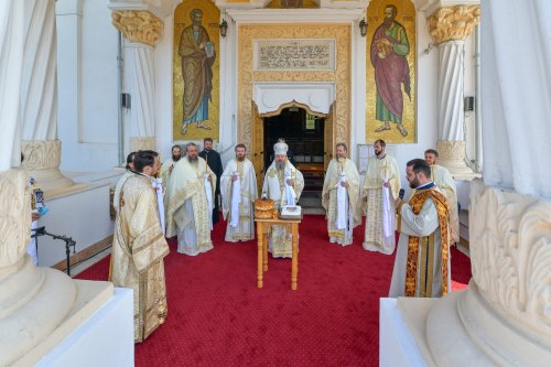 Sfinţii români, cinstiţi la mănăstirea lor din Capitală Poza 175928