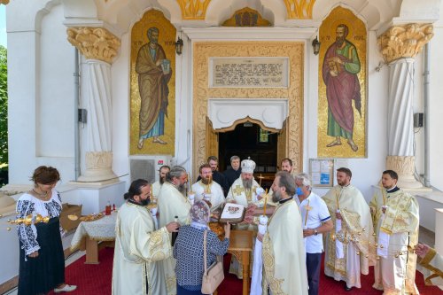 Sfinţii români, cinstiţi la mănăstirea lor din Capitală Poza 175930
