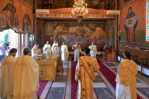 Sfinţii români, cinstiţi la mănăstirea lor din Capitală Poza 175939