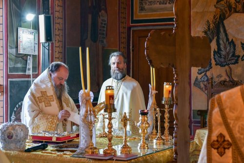 Sfinţii români, cinstiţi la mănăstirea lor din Capitală Poza 175940