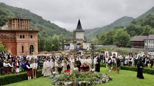 Sărbătoare la Mănăstirea Ruoaia din Lăpuşul Românesc