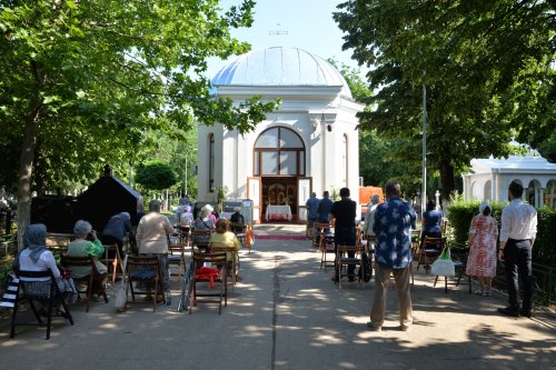 Capela cimitirului „Izvorul Nou” din Bucureşti şi-a cinstit ocrotitorii Poza 176432