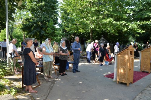 Capela cimitirului „Izvorul Nou” din Bucureşti şi-a cinstit ocrotitorii Poza 176433