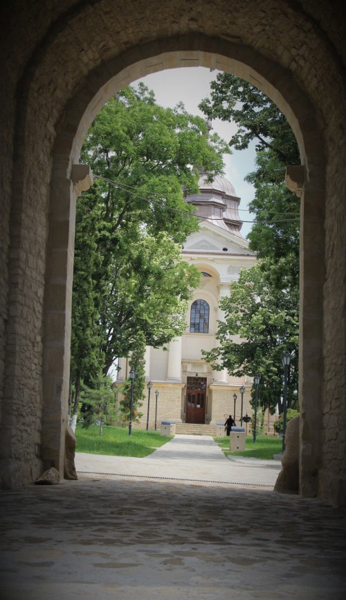 Mănăstirea Frumoasa, renăscută din ruine Poza 176794