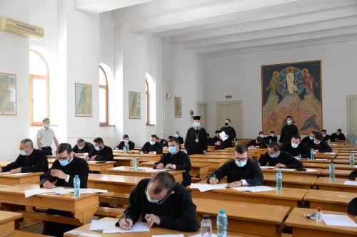 Examen pentru obținerea gradelor profesionale în preoție Poza 176991