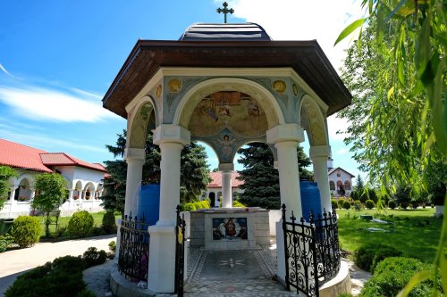 Icoana făcătoare de minuni a Maicii Domnului de la Mănăstirea Ghighiu Poza 177062