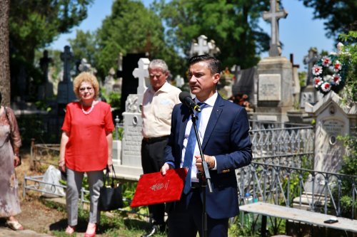 A fost sfințit mormântul profesorului Petru Poni de la Cimitirul „Eternitatea” Poza 177305