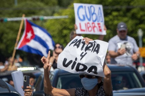 Cubanezii strigă „Basta!”