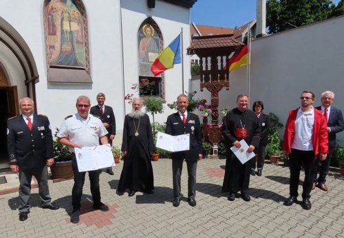 Slujiri şi binecuvântări arhiereşti în comunităţi româneşti din străinătate Poza 177705