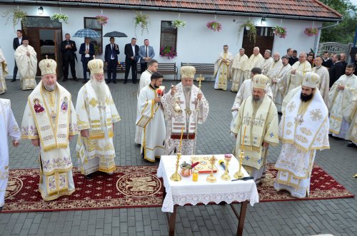 Cinci ierarhi au târnosit noua biserică din satul Gothatea, Hunedoara Poza 177797