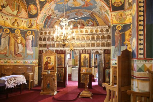 Biserica din Obrijeni a îmbrăcat  veșmântul sfințirii Poza 178195
