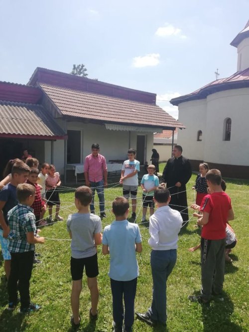 Noi activități cu tinerii în parohii din Arhiepiscopia Craiovei Poza 178563