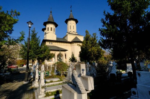 Cimitirul parohial, loc sacru de așteptare a vieții veșnice Poza 178671