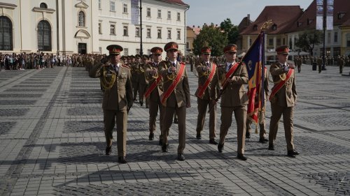 Festivitatea de acordare a primului grad de ofiţer absolvenţilor Academiei Forţelor Terestre din Sibiu Poza 178690