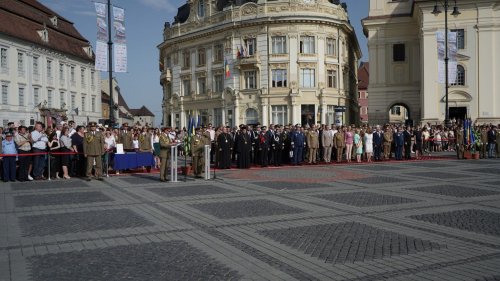 Festivitatea de acordare a primului grad de ofiţer absolvenţilor Academiei Forţelor Terestre din Sibiu Poza 178691