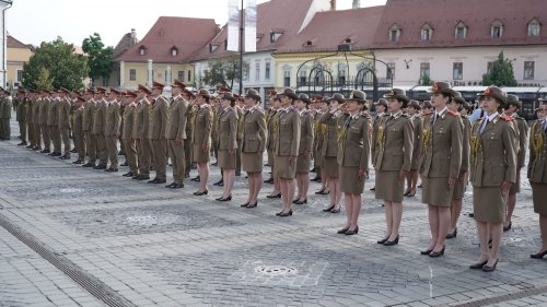 Festivitatea de acordare a primului grad de ofiţer absolvenţilor Academiei Forţelor Terestre din Sibiu Poza 178694