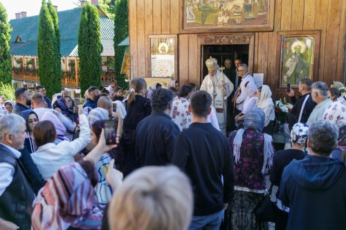 Mulțime de credincioși au prăznuit-o pe Sfânta Teodora la Mănăstirea Sihla Poza 179534